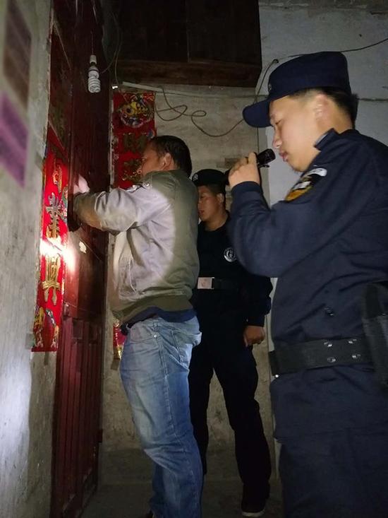 乐山粗心妈妈误将幼女锁家中 