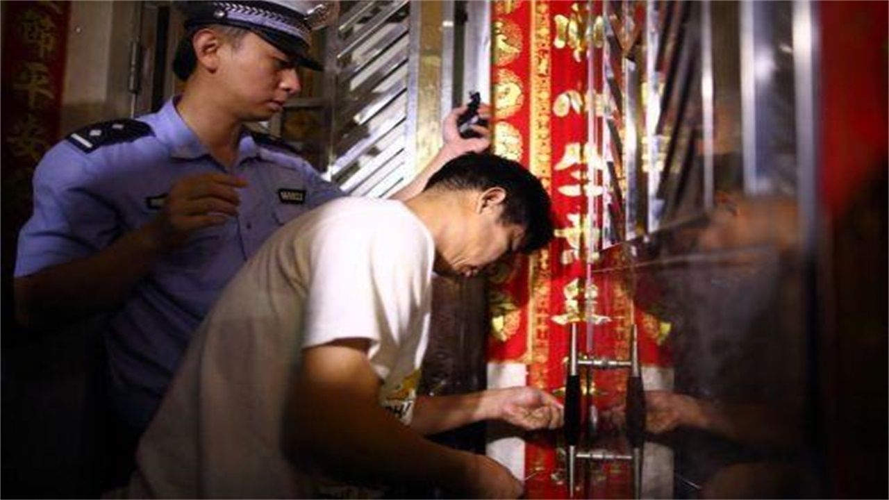 乐山请开锁师傅开了锁后，师傅